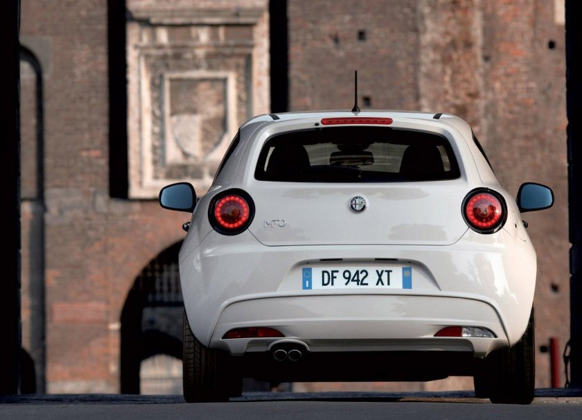 Альфа Ромео сзади