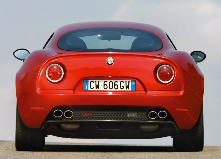 Машина Alfa Romeo 8c Competizione