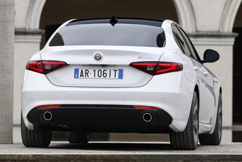 Alfa Romeo Giulia 2018 сзади ночью