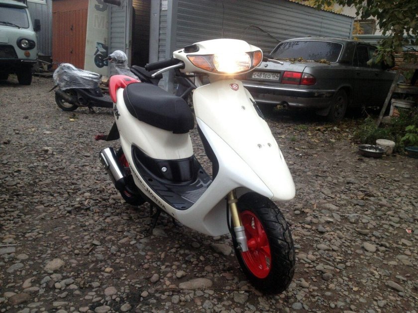 Белая Хонда дио 35