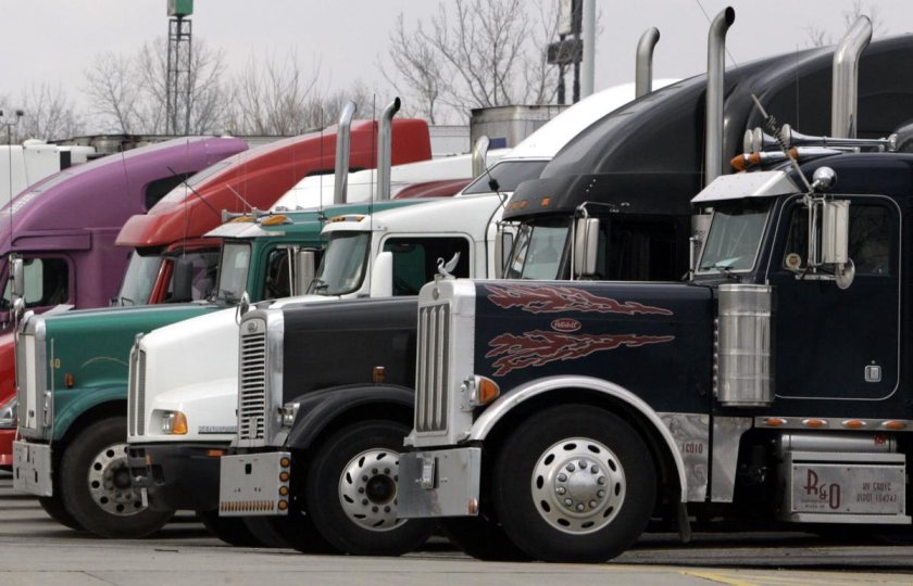 Стоянка грузовиков в Америке