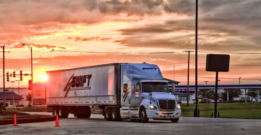 Стоянка грузовиков в Америке