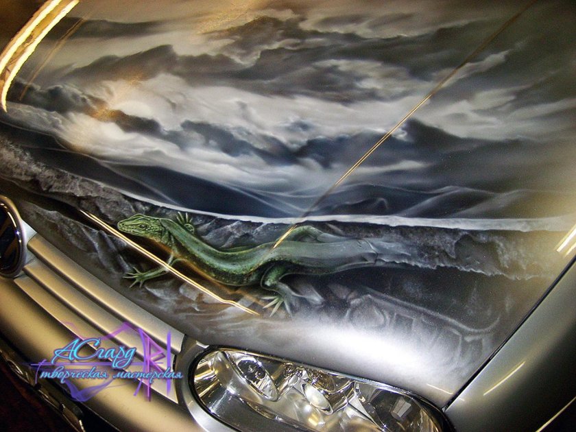 Камень на капоте машины