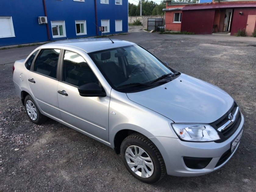 Лада Гранта седан серебро