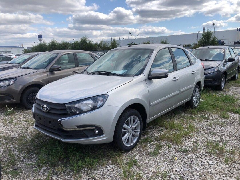 Лада Гранта лифтбек серебристая 2021