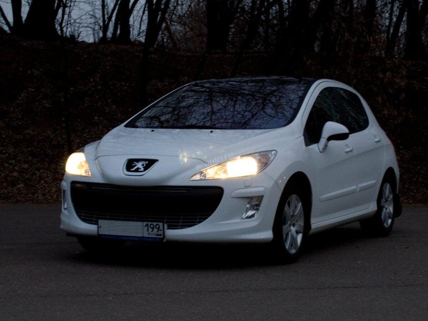 Пежо 308 2010 белая