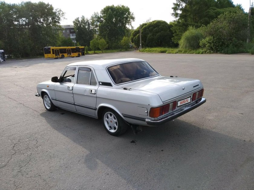 ГАЗ 3102 серебристая