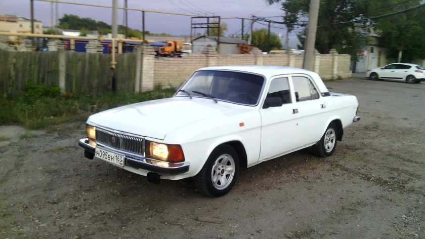 ГАЗ 3102 белая