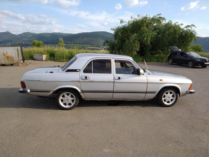 ГАЗ 3102 серебристая