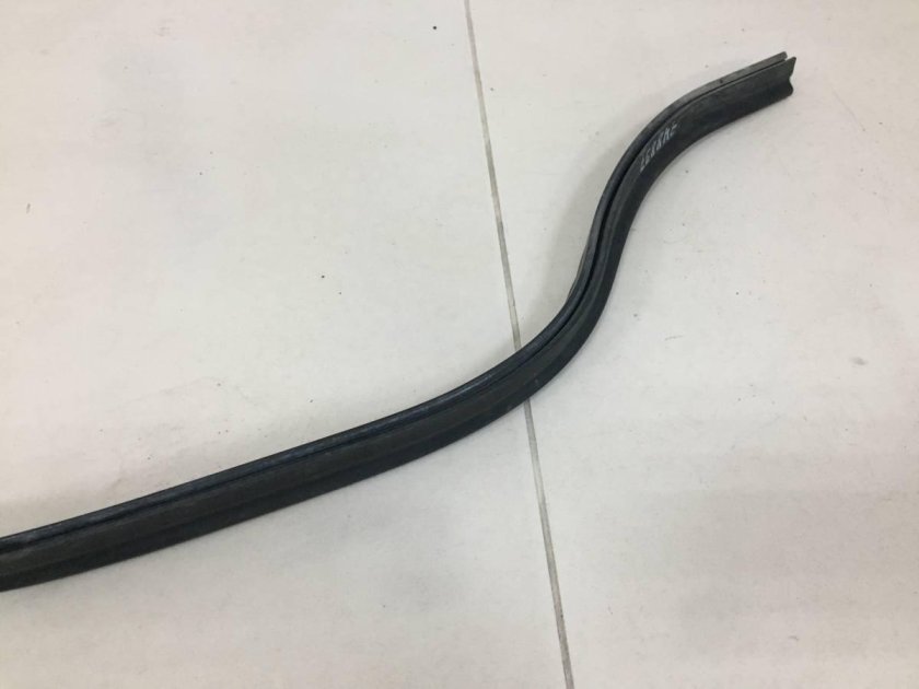 Уплотнитель капота VW Tiguan 2007-2011 5n0823723b