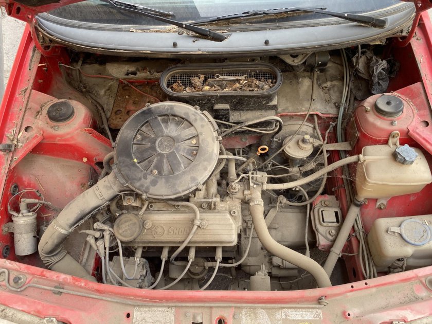 Шкода Фелиция подкапотное пространство