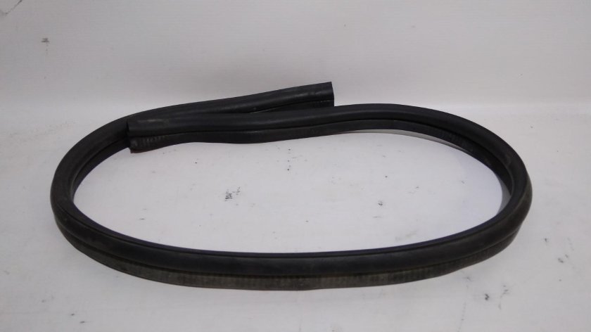 Уплотнитель капота