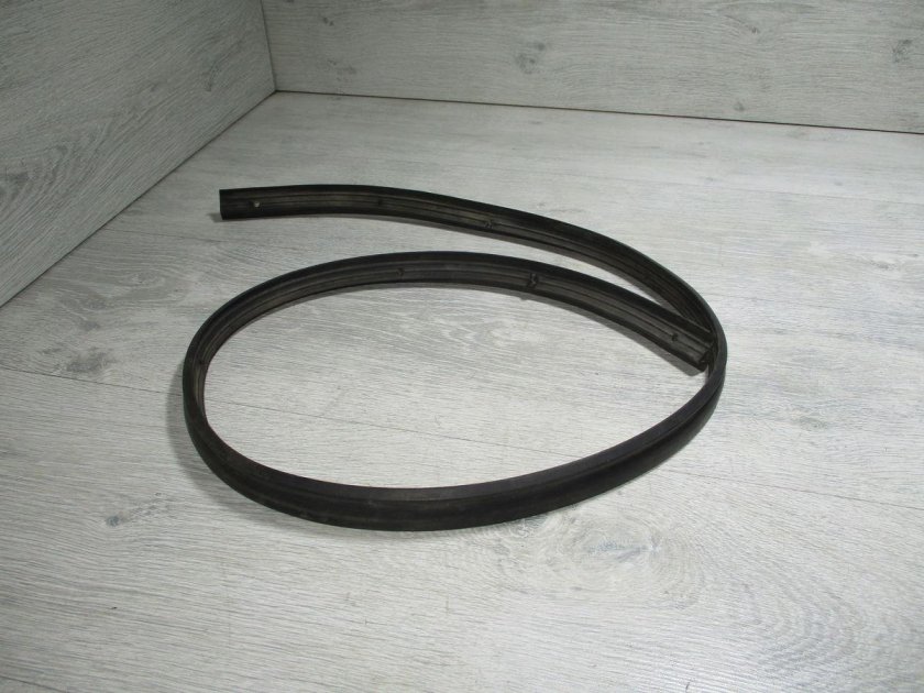 Уплотнитель капота