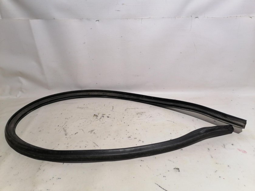 Уплотнитель капота