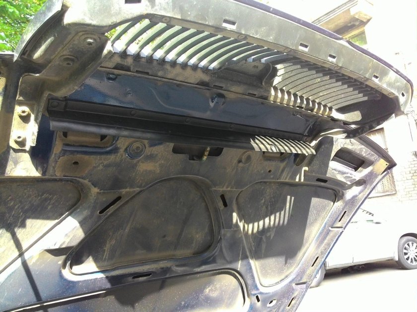 Уплотнитель капота Октавия тур