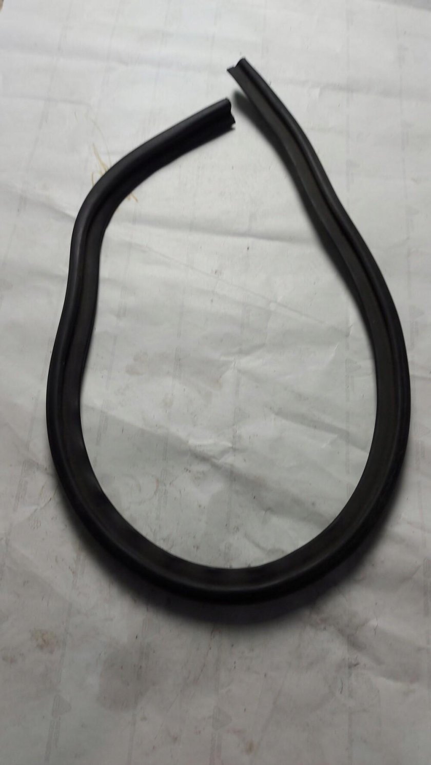 Уплотнительная резинка лобового стекла Шкода Суперб 2