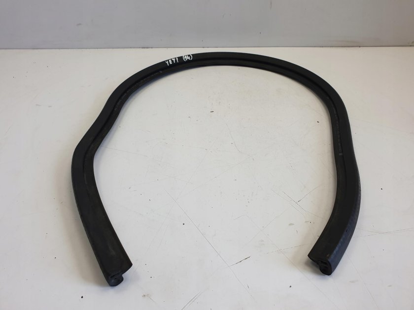 Skoda Yeti уплотнитель капота