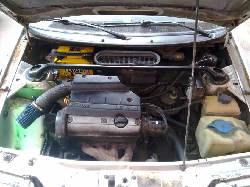 Шкода Фелиция 1997 1.3 подкапотка