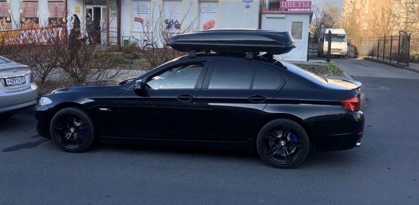 BMW f10 с боксом на крыше