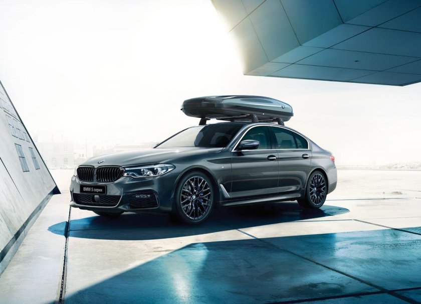 BMW g30 с боксом на крыше