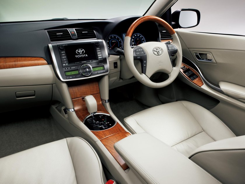 Тойота Премио 2010