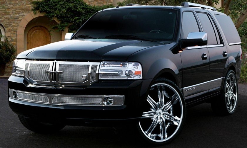 Машина Линкольн навигатор