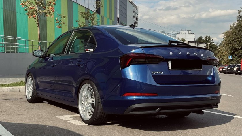 Шкода Рапид синяя 2019 на штампованных дисках r15