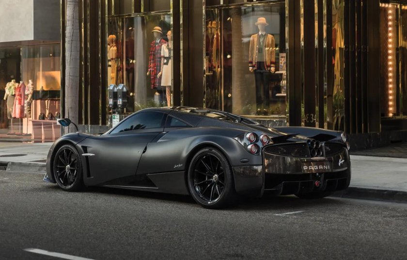 Машина Pagani Huayra Tempesta