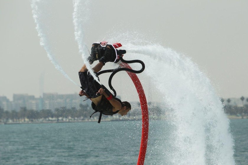 Водный аттракцион на струе воды