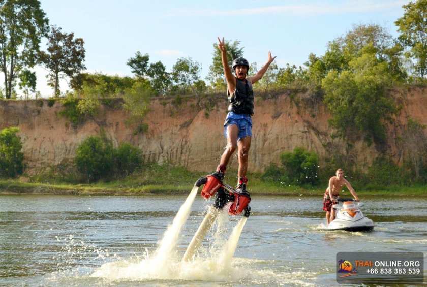 Полёт над водой на флайборде