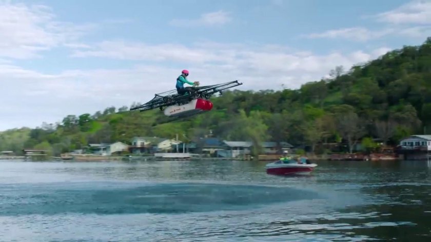 Аппарат летающий над водой