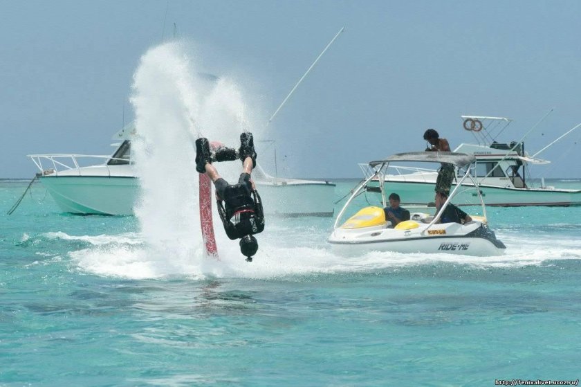 Аппарат летающий над водой