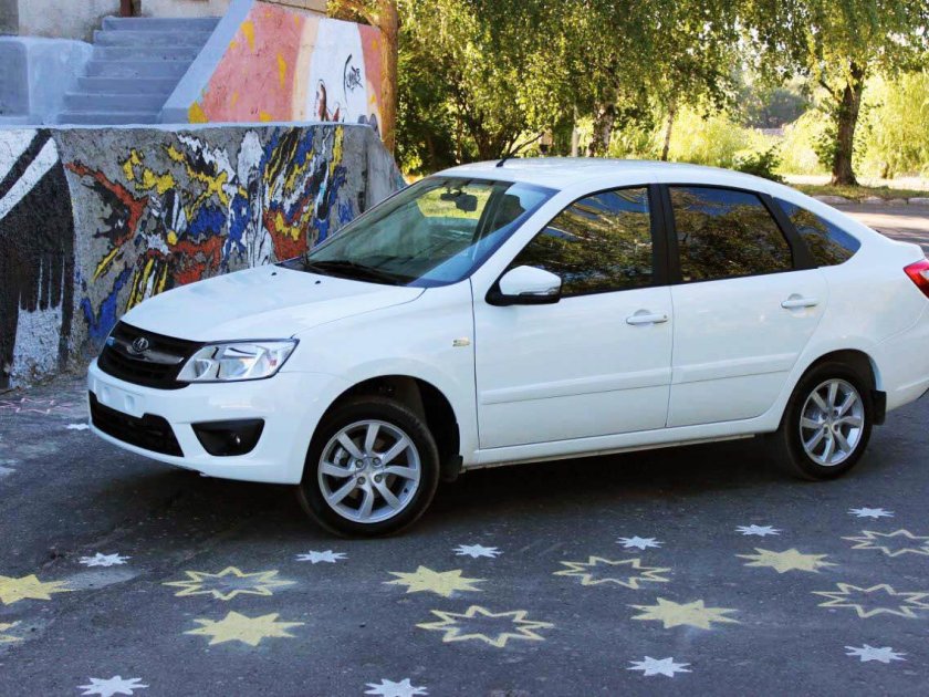 Лада Гранта лифтбэк белая