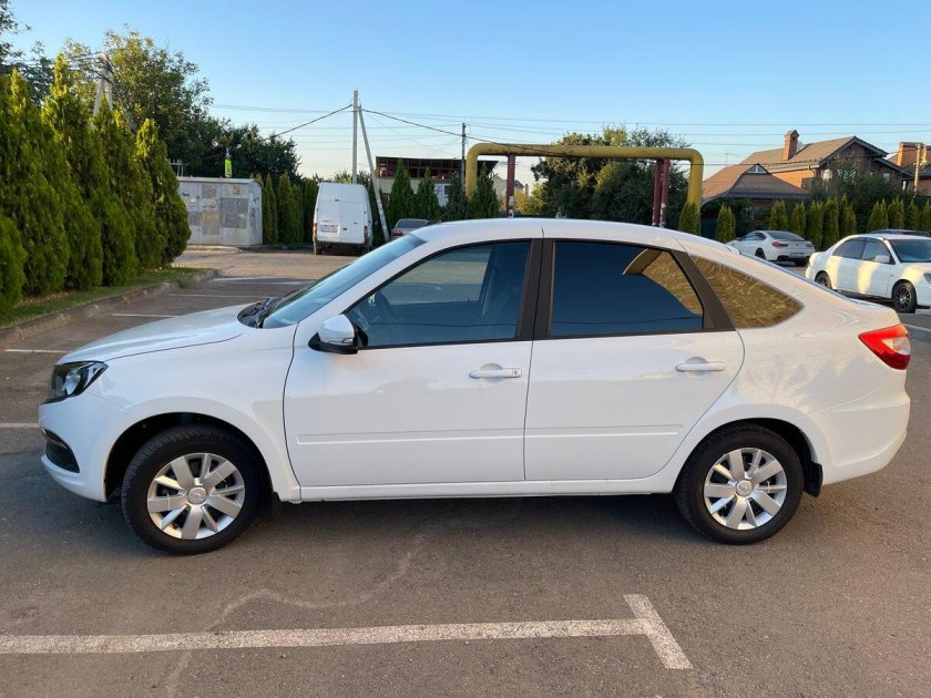 Лада Гранта седан белый 2015