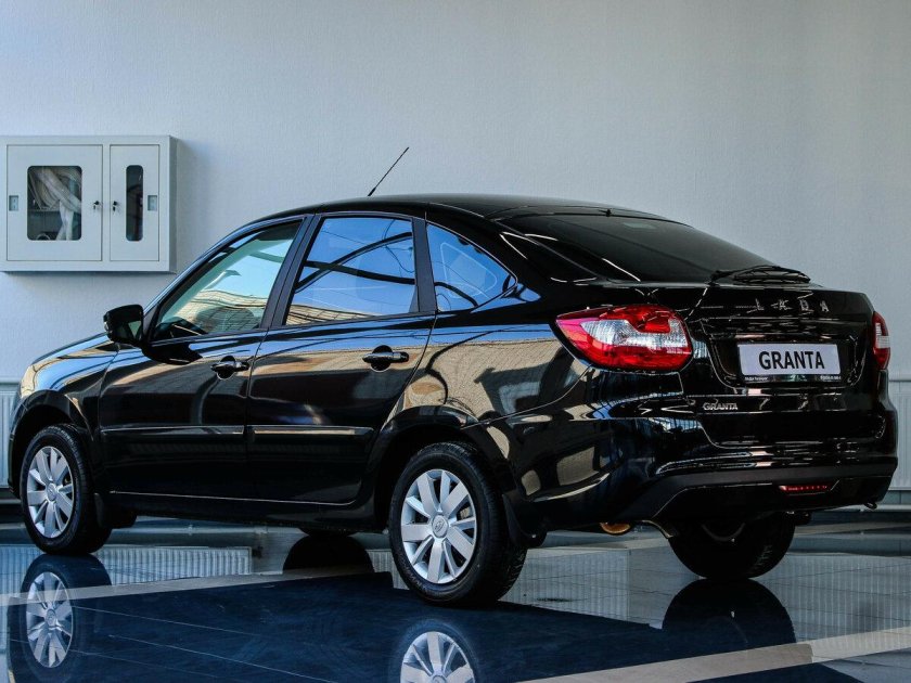 Гранта лифтбек 2022 черная