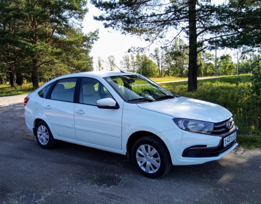 Лада Гранта лифтбек белая 2022