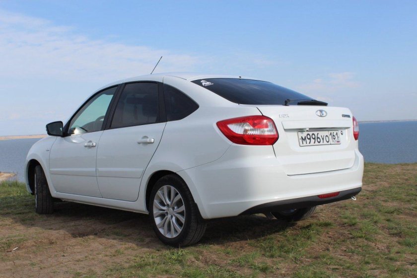 Лада Гранта лифтбек белая 2021