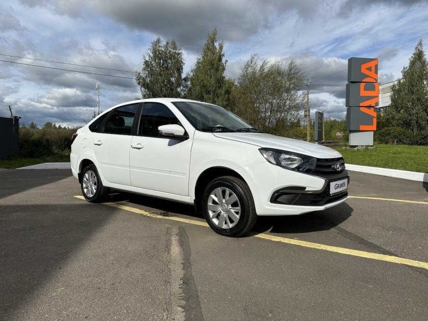 Лада Гранта лифтбек 2024 белая