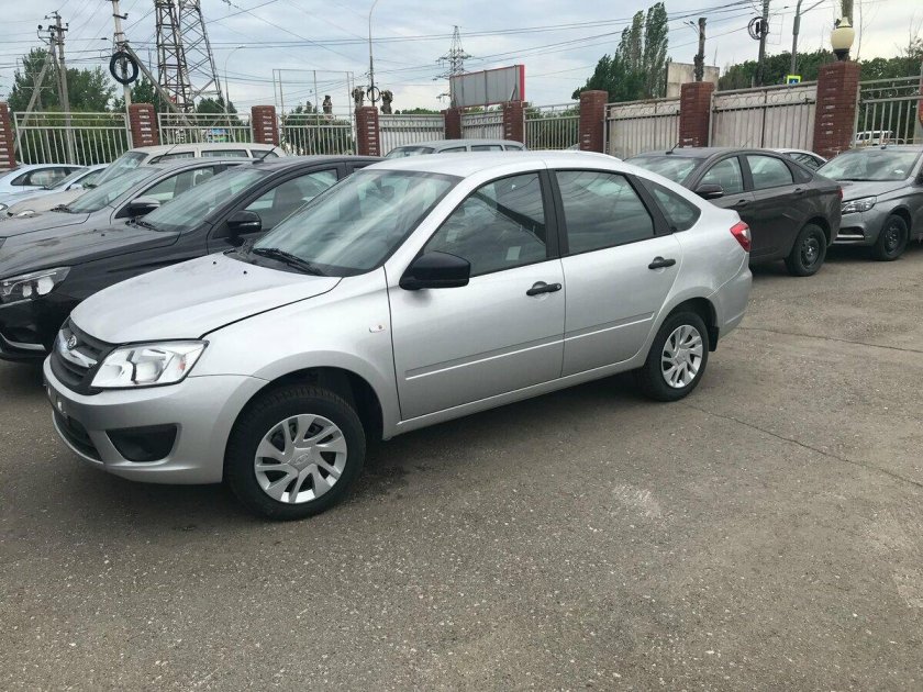 Лада Гранта лифтбек серебристый платина