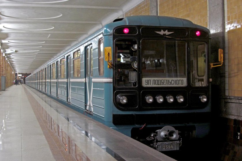 Поезд номерной метро