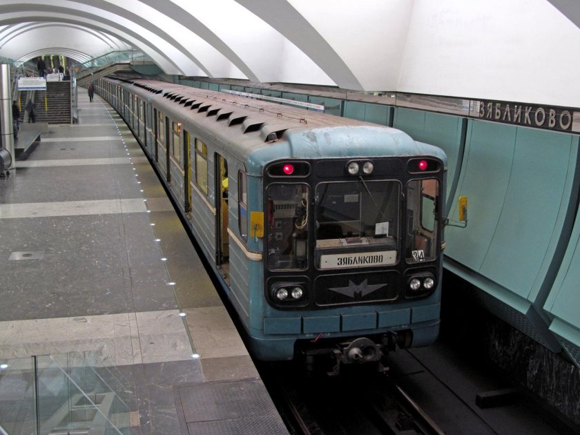 Поезда на Каховской линии