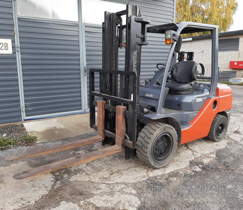 Toyota 100 вилочный погрузчик