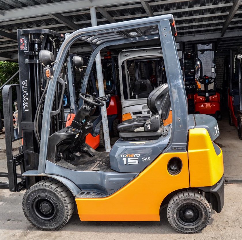 Вилочный погрузчик toyota