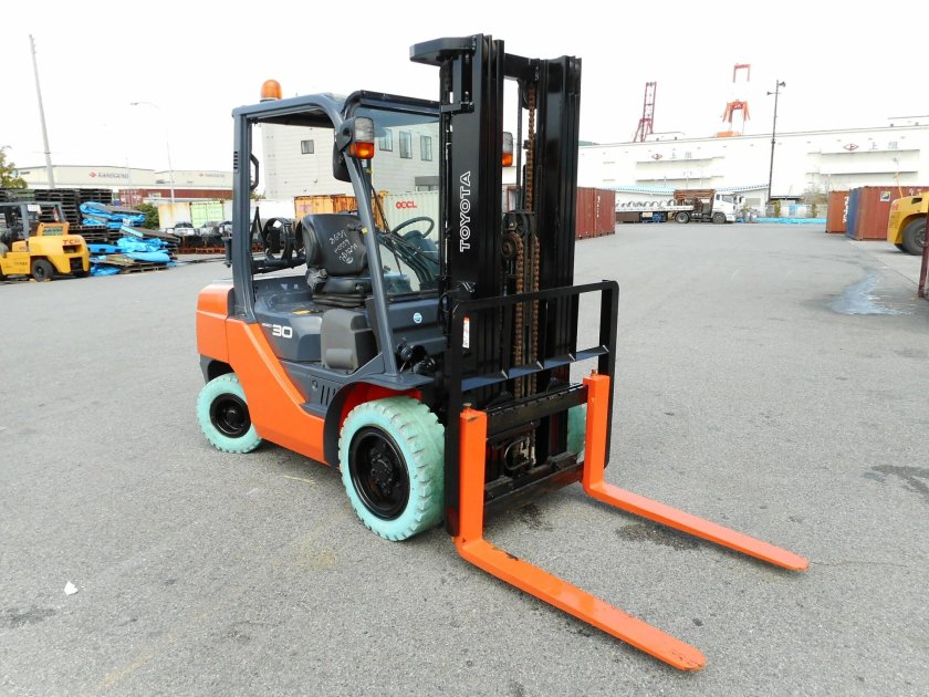 Toyota 100 вилочный погрузчик