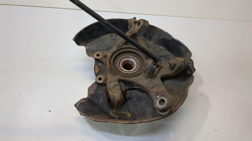 Кулак поворотный задний левый