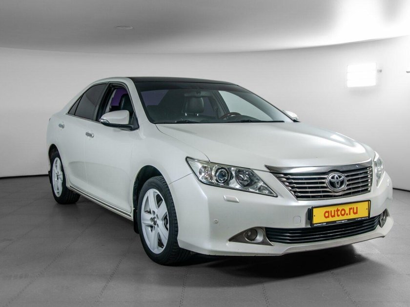 Тойота Камри 2013 белая