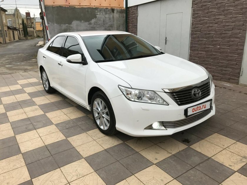 Toyota Camry 2012 белая