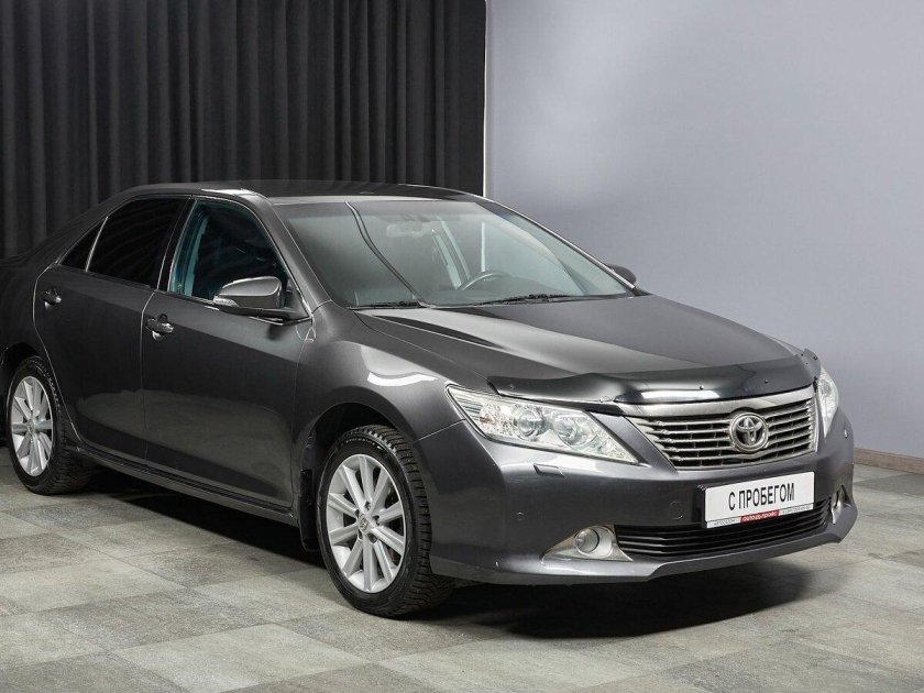 Серая тойота камри