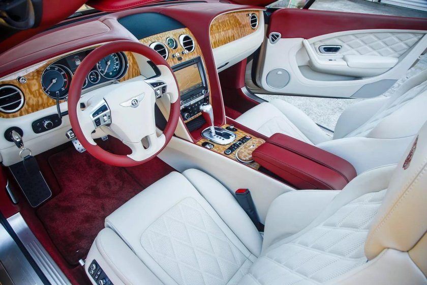 Bentley Continental gt белый салон