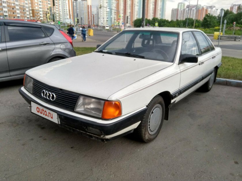 Audi 100 c3 White